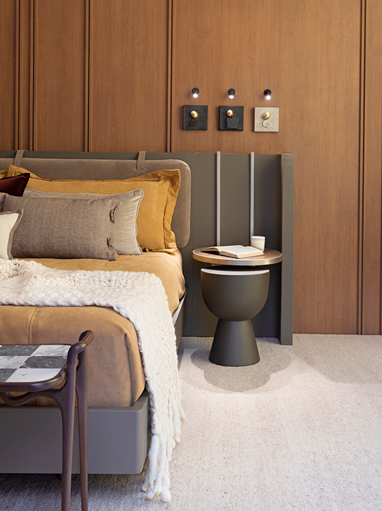 Projeto: Bo.arch Studio | Acabamentos em couro natural e peças de design orgânico contribuem para a fluidez da narrativa do projeto.