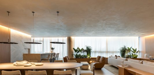 Entre a cidade e o silêncio: apartamento em Curitiba é transformado em refúgio contemporâneo para a vida em família Projeto: Bo.arch Studio | Em 288m², o apartamento traduz o conceito de um verdadeiro respiro metropolitano.