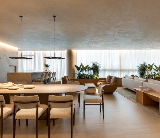 Entre a cidade e o silêncio: apartamento em Curitiba é transformado em refúgio contemporâneo para a vida em família Projeto: Bo.arch Studio | Em 288m², o apartamento traduz o conceito de um verdadeiro respiro metropolitano.