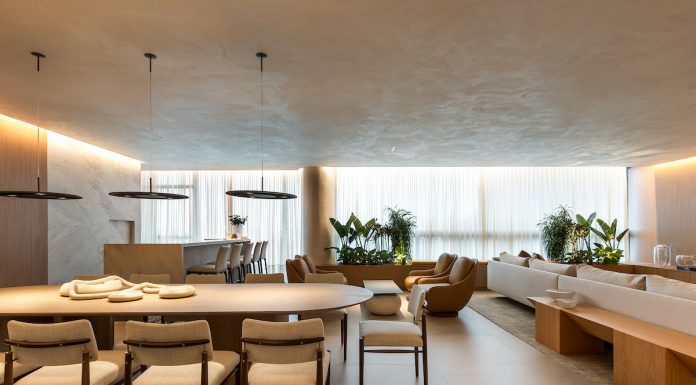 Entre a cidade e o silêncio: apartamento em Curitiba é transformado em refúgio contemporâneo para a vida em família Projeto: Bo.arch Studio | Em 288m², o apartamento traduz o conceito de um verdadeiro respiro metropolitano.