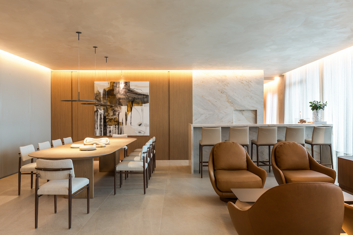 Projeto: Bo.arch Studio | Tons neutros, texturas naturais e integração fluida revelam o refúgio contemporâneo criado para este apartamento em Curitiba.