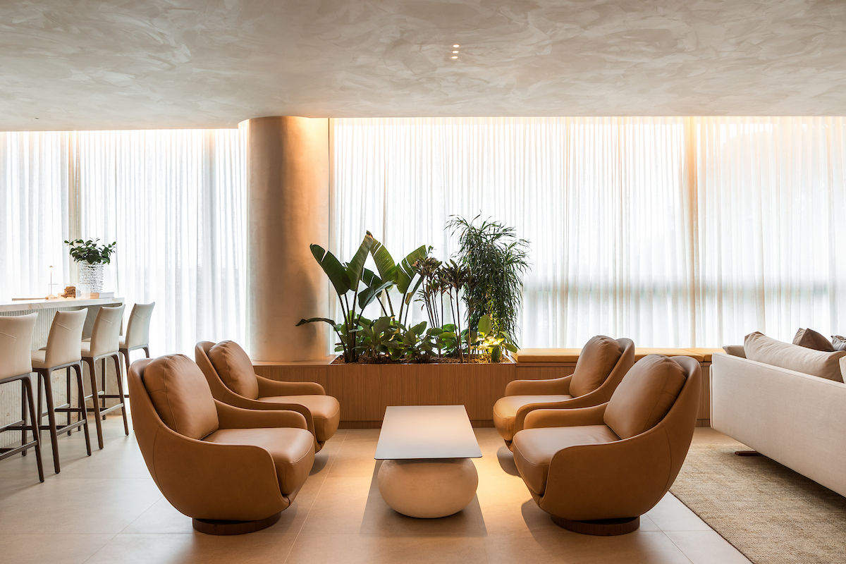 Projeto: Bo.arch Studio | No estar, a Bo.arch Studio aposta em formas orgânicas, iluminação difusa e elementos naturais para reforçar a sensação de aconchego e fluidez entre os ambientes integrados.