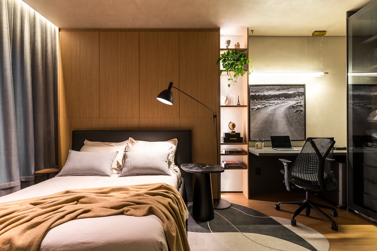 Projeto: Bo.arch Studio | O quarto traduz o conceito de refúgio contemporâneo: marcenaria em tons naturais, luz intimista e um home office integrado que reforça o equilíbrio entre funcionalidade e bem-estar.