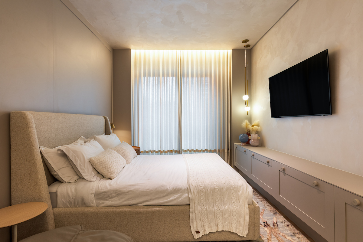 Projeto: Bo.arch Studio | Neste dormitório tons claros dão ao ambiente um aspecto mais moderno e clean.