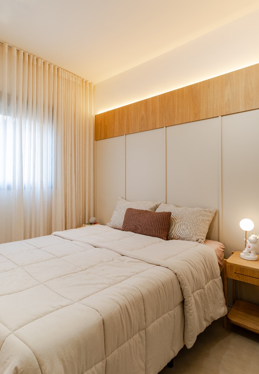 Projeto: Intu Arquitetura | O quarto principal ganhou uma marcenaria toda planejada que cumpre bem os objetivos do dia a dia.