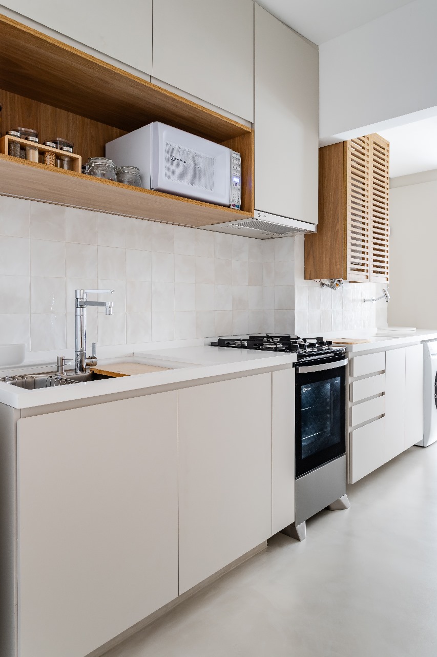 Projeto: Intu Arquitetura | Para otimizar o espaço e melhorar seu uso, a arquiteta propôs integrar cozinha e área de serviço.