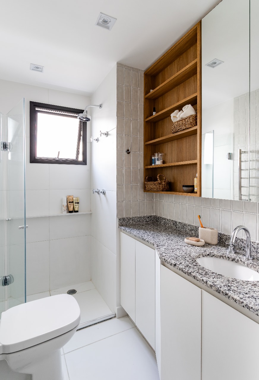 Projeto: Intu Arquitetura | Organização e praticidade: o banheiro recebe marcenaria funcional e prateleiras abertas, que unem estética e uso inteligente do espaço.
