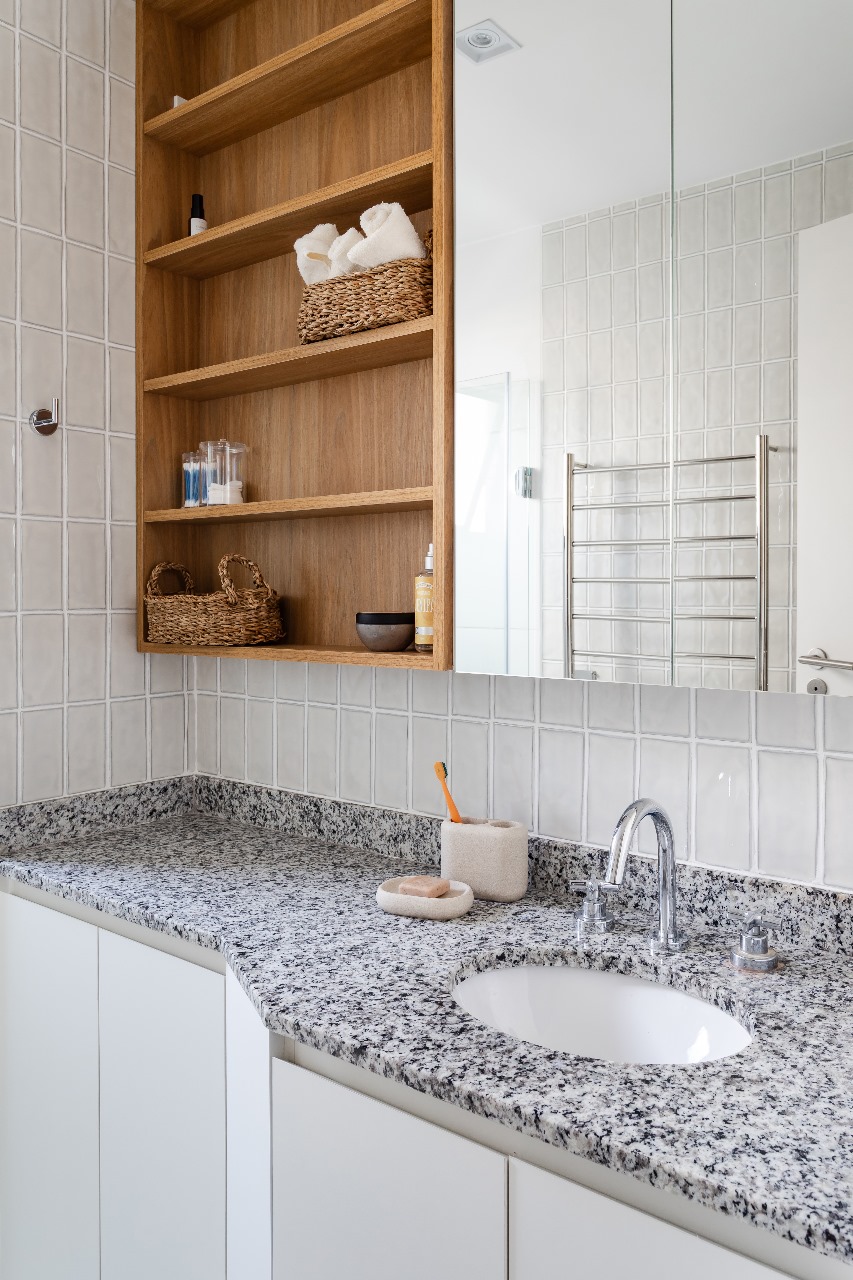 Projeto: Intu Arquitetura | Organização e praticidade: o banheiro recebe marcenaria funcional e prateleiras abertas, que unem estética e uso inteligente do espaço.