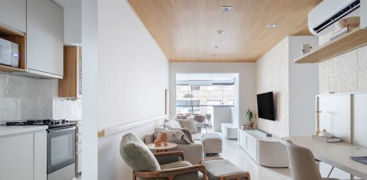 Minimalismo que acolhe: jovem transforma apartamento de 73m² em lar funcional e cheio de afeto com projeto assinado pela Intu Arquitetura Projeto: Intu Arquitetura | O projeto foi pensando em integrar os ambientes como sala, cozinha, home-office e sacada.