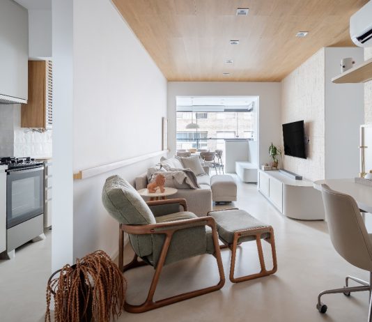 Minimalismo que acolhe: jovem transforma apartamento de 73m² em lar funcional e cheio de afeto com projeto assinado pela Intu Arquitetura Projeto: Intu Arquitetura | O projeto foi pensando em integrar os ambientes como sala, cozinha, home-office e sacada.