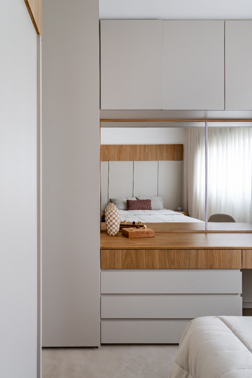 Projeto: Intu Arquitetura | O quarto principal ganhou uma marcenaria toda planejada que cumpre bem os objetivos do dia a dia.