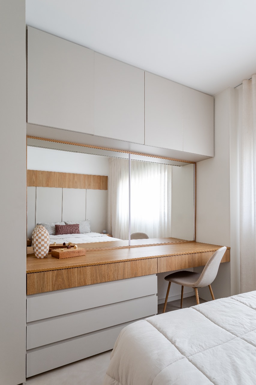 Projeto: Intu Arquitetura | O quarto principal ganhou uma marcenaria toda planejada que cumpre bem os objetivos do dia a dia.