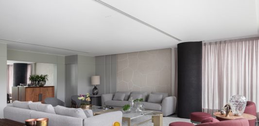 Sofisticação masculina e acabamentos de alto padrão marcam projeto assinado por Sabrina Salles no Ibirapuera Projeto: Sabrina Salles | Um lar contemporâneo que une conforto, funcionalidade e acolhimento em cada detalhe.