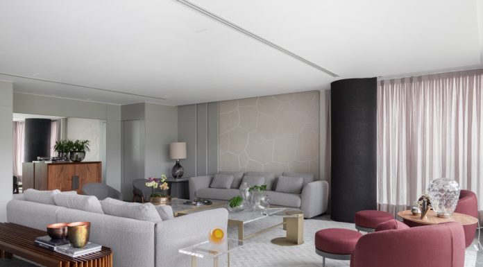 Sofisticação masculina e acabamentos de alto padrão marcam projeto assinado por Sabrina Salles no Ibirapuera Projeto: Sabrina Salles | Um lar contemporâneo que une conforto, funcionalidade e acolhimento em cada detalhe.