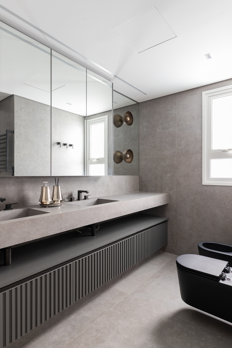 Projeto: Sabrina Salles | Atmosfera de spa, luz suave e detalhes sofisticados — o banheiro da suíte combina elegância e atemporalidade.