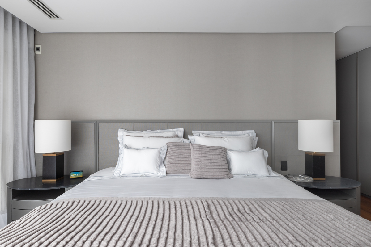 Projeto: Sabrina Salles | A paleta de tons de cinza escolhida para a suíte principal reforça a atmosfera de conforto, sobriedade e elegância.