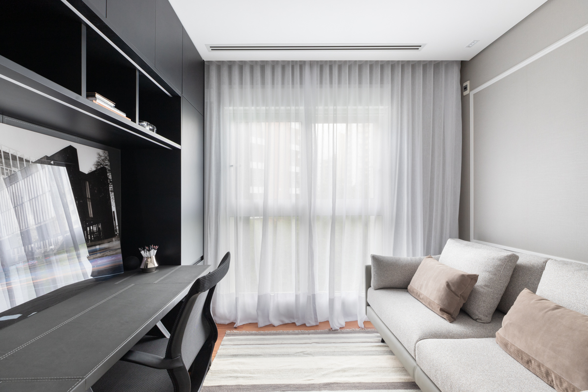 Projeto: Sabrina Salles | O home-office traz tons neutros e escuros em seus detalhes.