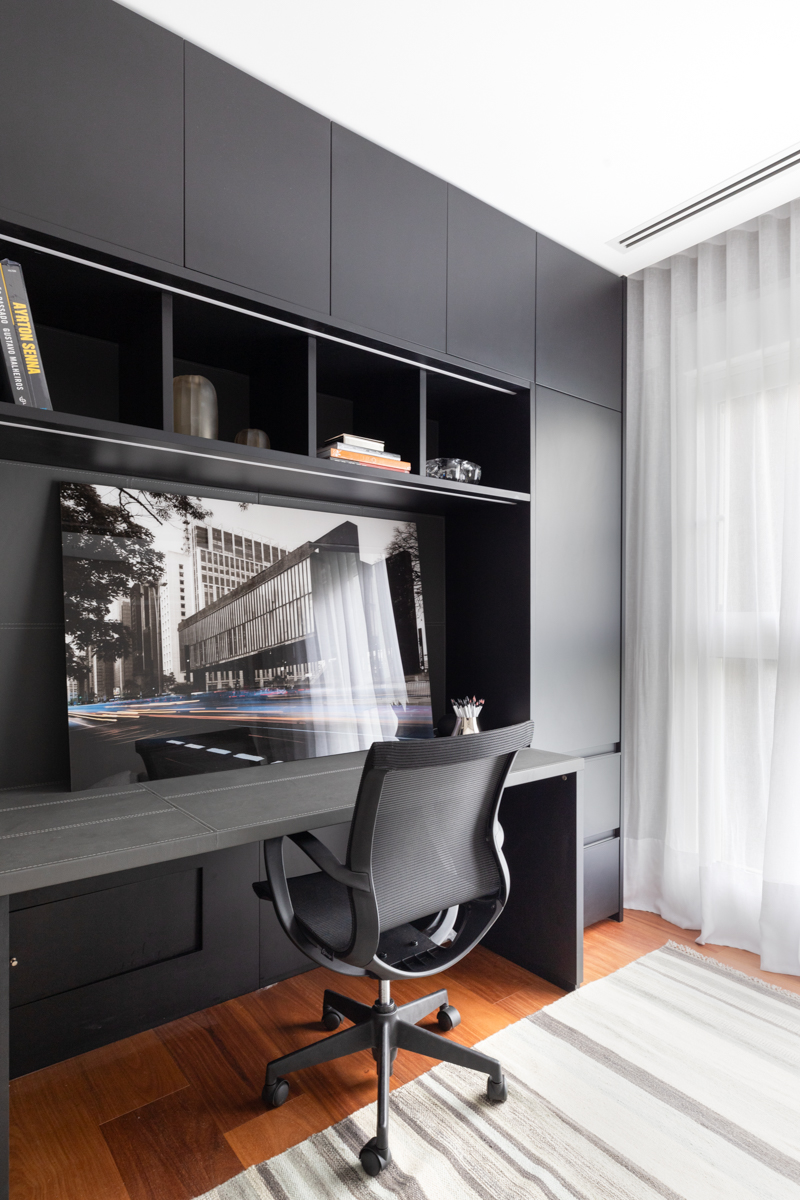 Projeto: Sabrina Salles | O home-office traz tons neutros e escuros em seus detalhes.
