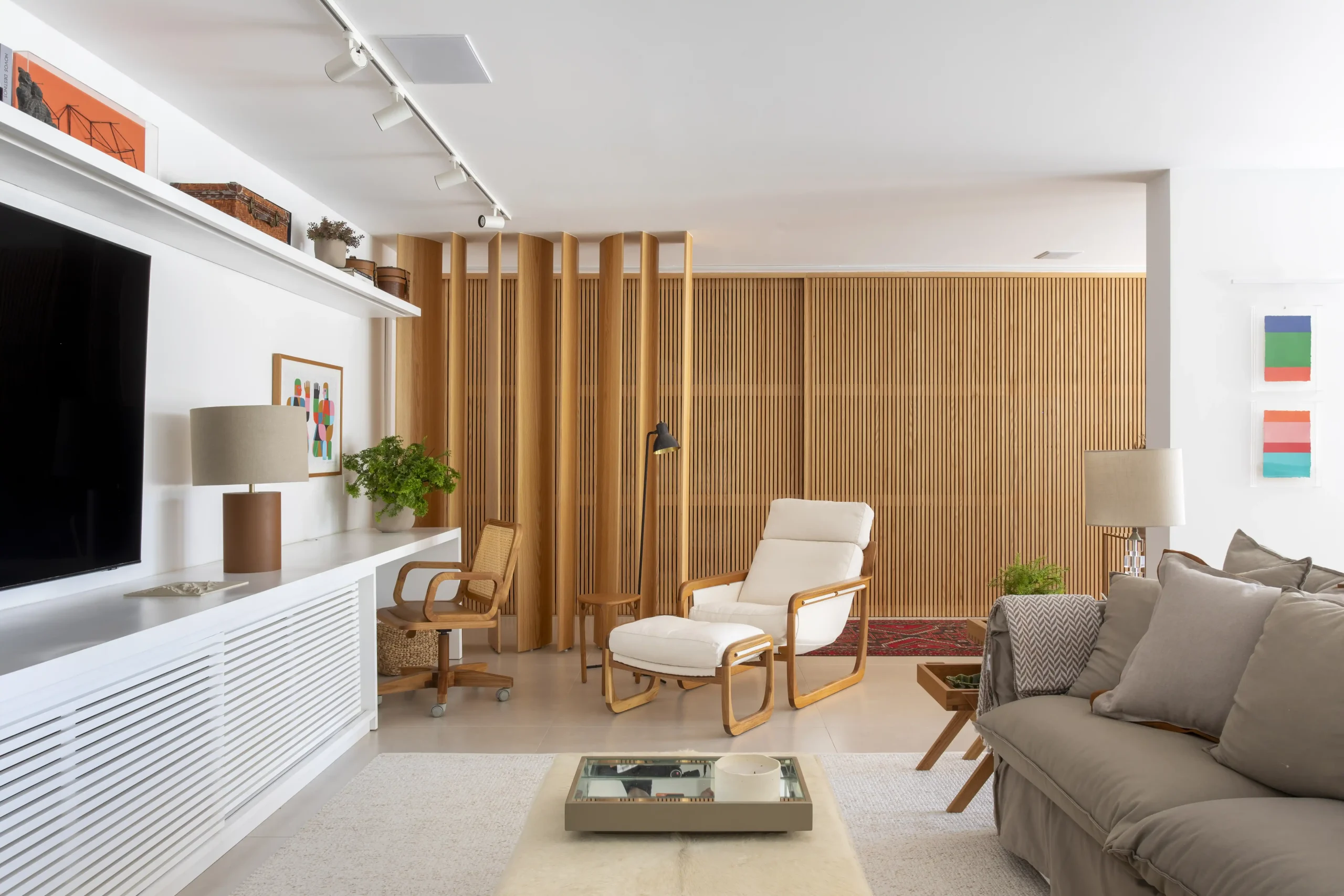 Como divisória de ambientes, o painel ripado valoriza o ambiente e mantém a leveza no décor – Foto: Juliano Colodeti, do MCA Estúdio/Produção: Andrea Falchi e Rennan Schalabrin/Divulgação | Projeto: Studio 021 Arquitetura