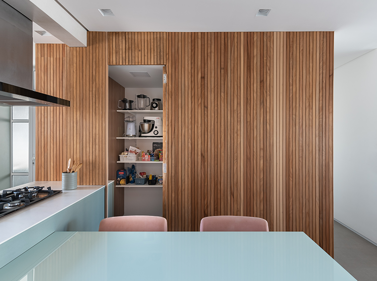 Projeto: Bruna Blanco | O shaft foi transformado em uma despensa charmosa, tornando-se mais uma opção de armazenamento.