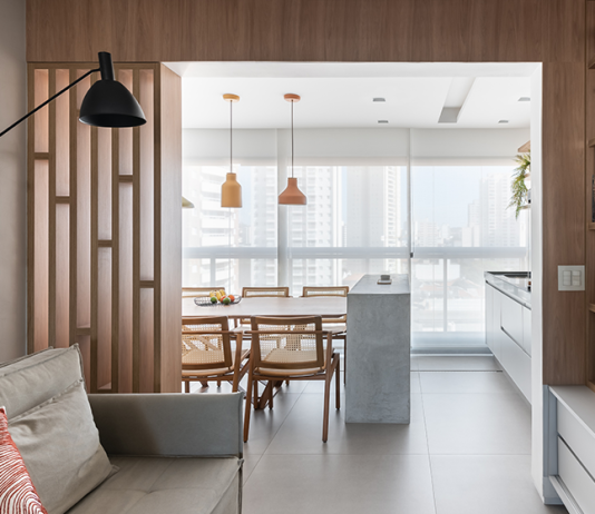 Apartamento assinado por Bruna Blanco é refúgio que celebra o pôr do sol, convivência e estilo contemporâneo Projeto: Bruna Blanco | A integração dos espaços favoreceu a unidade e a entrada. de iluminação natural na área social.