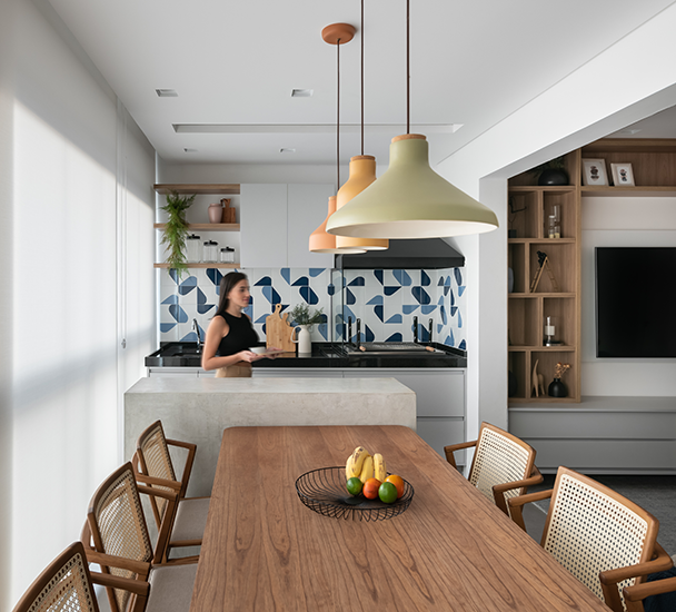 Projeto: Bruna Blanco | Na varanda, foi inserido um jardim vertical como que garante uma conexão com a natureza.