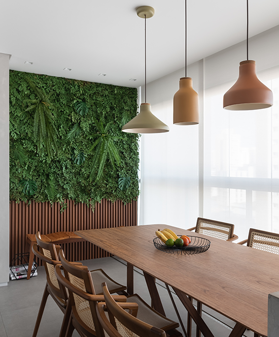 Projeto: Bruna Blanco | Na varanda, foi inserido um jardim vertical como que garante uma conexão com a natureza.