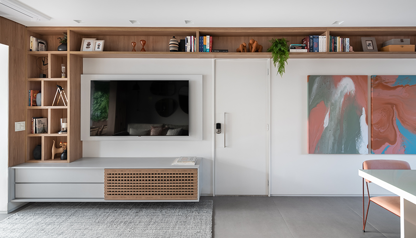 Projeto: Bruna Blanco | Pensada para diferentes usos, a sala de estar é ao mesmo tempo canto de leitura, sala de tv e ponto de encontro.