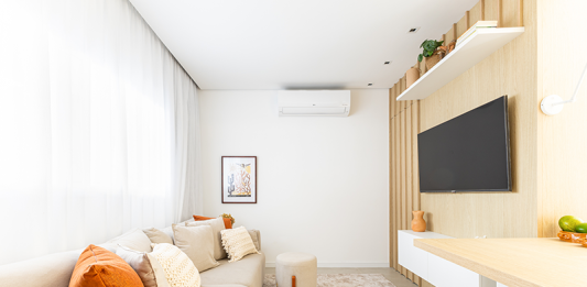 Casa XIXOVÁ, em Praia Grande (SP), ganha nova vida em projeto assinado pela talentosa Bianca Marques, da Bimá Arquitetura Projeto: Bimá Arquitetura | Sala de TV com atmosfera acolhedora e tons neutros que transmitem conforto e leveza. O destaque vai para o painel amadeirado e os toques terrosos nos detalhes, que aquecem o ambiente e criam uma composição equilibrada e elegante.