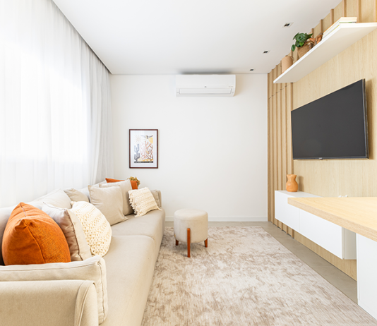 Casa XIXOVÁ, em Praia Grande (SP), ganha nova vida em projeto assinado pela talentosa Bianca Marques, da Bimá Arquitetura Projeto: Bimá Arquitetura | Sala de TV com atmosfera acolhedora e tons neutros que transmitem conforto e leveza. O destaque vai para o painel amadeirado e os toques terrosos nos detalhes, que aquecem o ambiente e criam uma composição equilibrada e elegante.