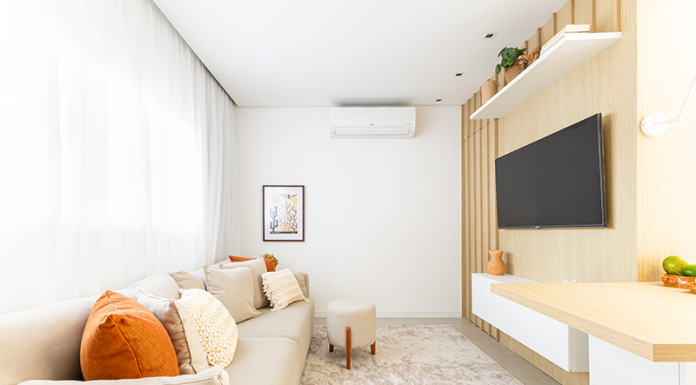 Casa XIXOVÁ, em Praia Grande (SP), ganha nova vida em projeto assinado pela talentosa Bianca Marques, da Bimá Arquitetura Projeto: Bimá Arquitetura | Sala de TV com atmosfera acolhedora e tons neutros que transmitem conforto e leveza. O destaque vai para o painel amadeirado e os toques terrosos nos detalhes, que aquecem o ambiente e criam uma composição equilibrada e elegante.