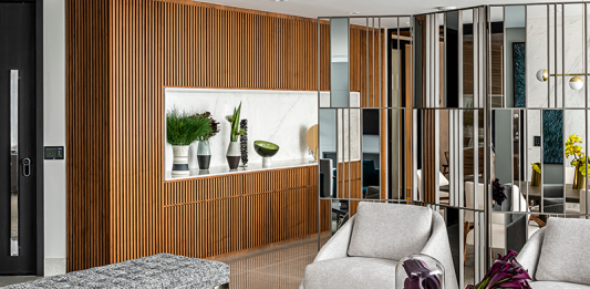 Elegância contemporânea em um refúgio urbano assinado pela Érica Salguero Projeto: Érica Salguero | O living apresenta mobiliário de linhas elegantes e paleta de cores atemporais, resultando em uma atmosfera acolhedora e contemporânea.