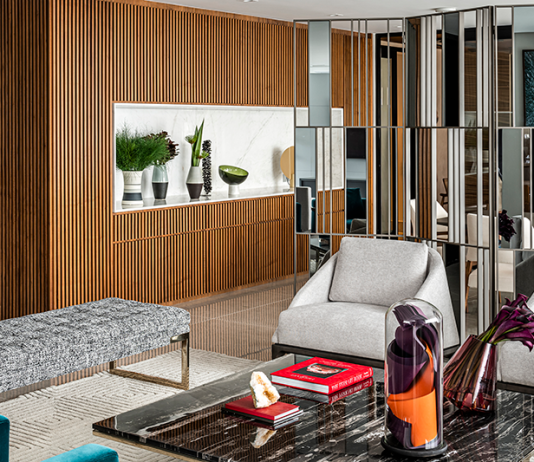 Elegância contemporânea em um refúgio urbano assinado pela Érica Salguero Projeto: Érica Salguero | O living apresenta mobiliário de linhas elegantes e paleta de cores atemporais, resultando em uma atmosfera acolhedora e contemporânea.