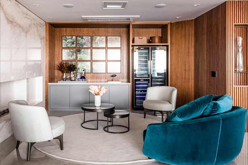 Projeto: Érica Salguero | A sala de lareira é um dos espaços mais desejados da casa, pois proporciona momentos de descontração e aconchego.