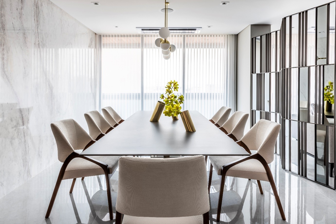 Projeto: Érica Salguero | A sala de jantar é um dos ambientes protagonista desse projeto, trazendo a delicadeza e o luxo do mármore ao ambiente.