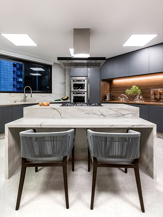 Projeto: Érica Salguero | A cozinha recebeu uma ilha central que ampliou o espaço e integrou com a área social. 