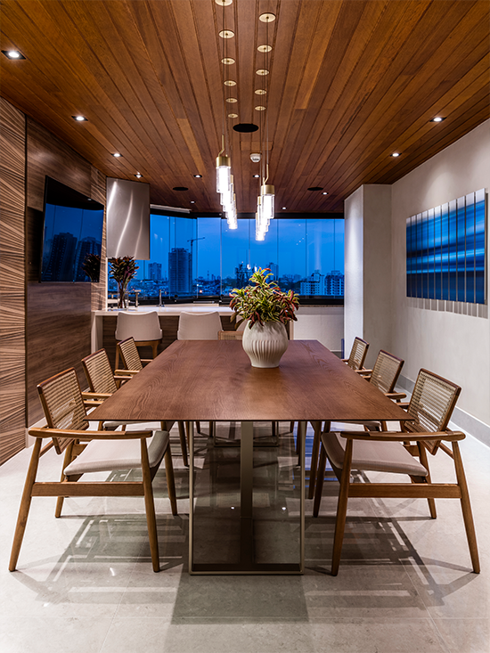 Projeto: Érica Salguero | O terraço gourmet é um novo ambiente da casa. Ele foi integrado naturalmente à área social oferecendo uma nova forma dos moradores receberem amigos.