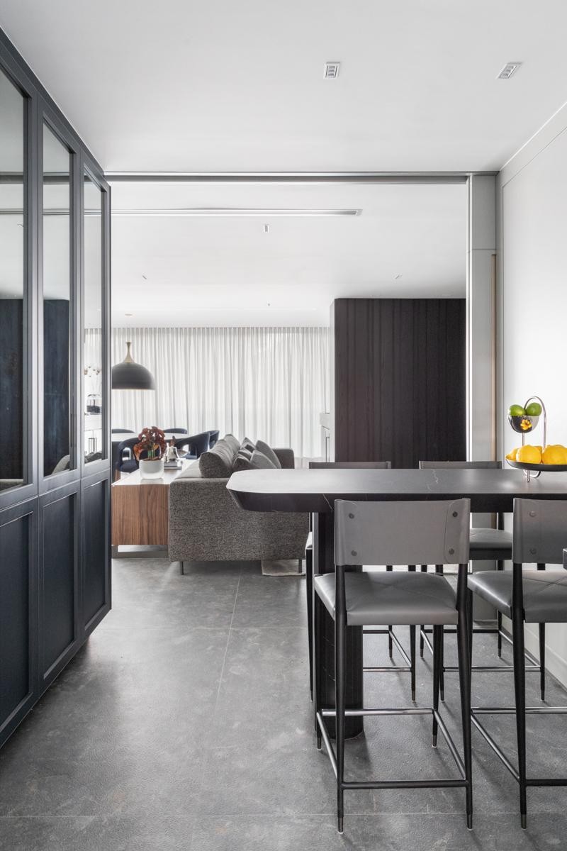 Projeto: Sabrina Salles | Integrada ao living, a cozinha traduz o estilo sóbrio e sofisticado buscado pelo cliente.