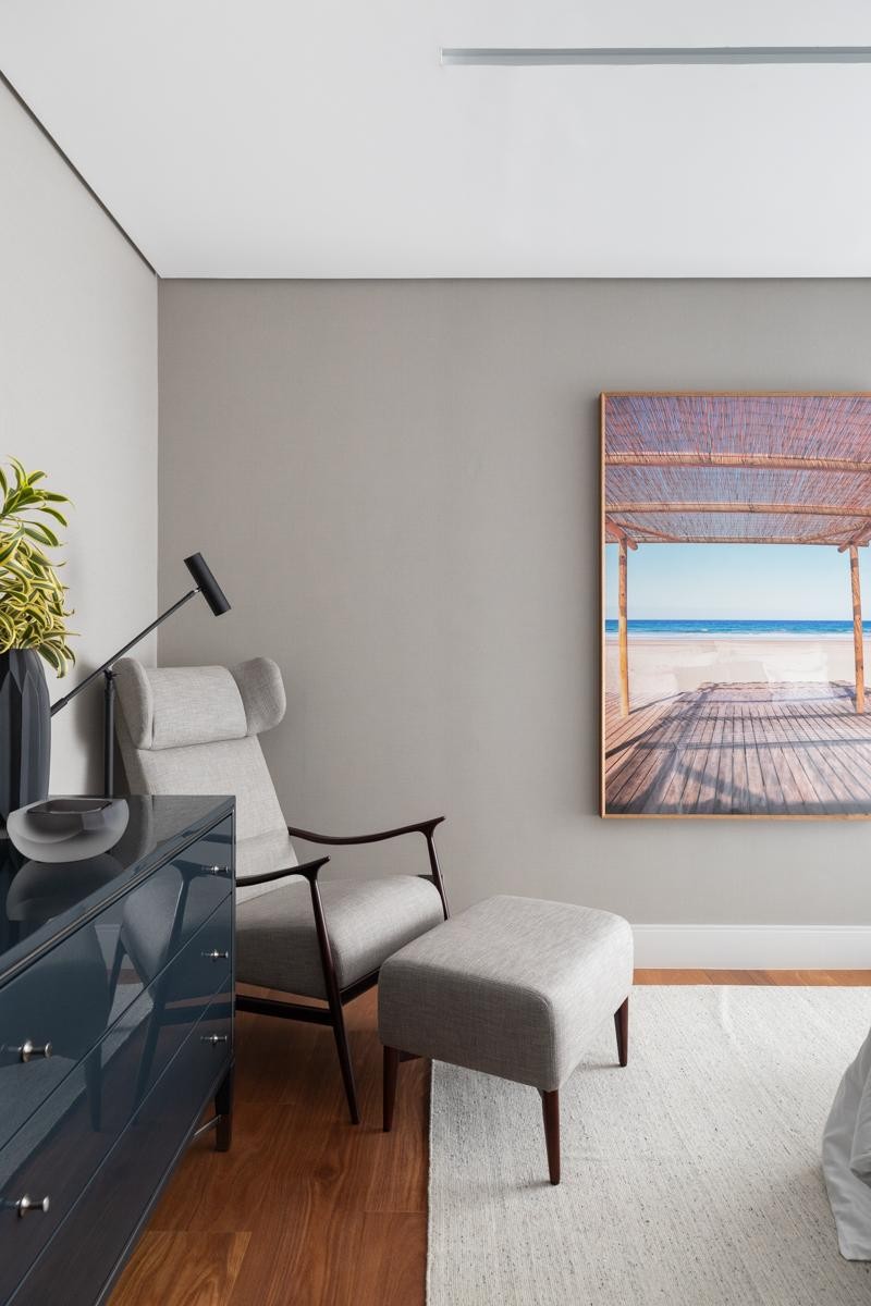 Projeto: Sabrina Salles | A paleta de tons de cinza escolhida para a suíte principal reforça a atmosfera de conforto, sobriedade e elegância.