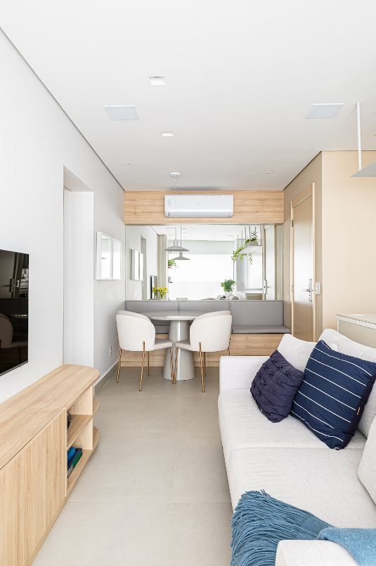 Foto: Gabriel Fernandes | Projeto: Bimá Arquitetura | Na entrada, a arquiteta projetou um acolhedor canto alemão, perfeito para receber visitas.