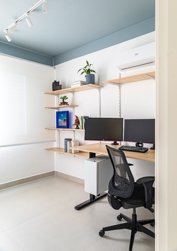 Foto: Gabriel Fernandes | Projeto: Bimá Arquitetura | O segundo dormitório foi transformado em um espaço para home office.