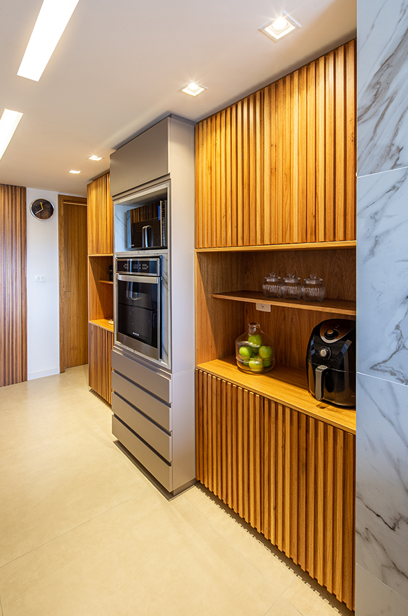 Móveis simples ganham identidade com detalhes ripados – Foto: @TiagoTardin | Projeto: VITA Arquitetura