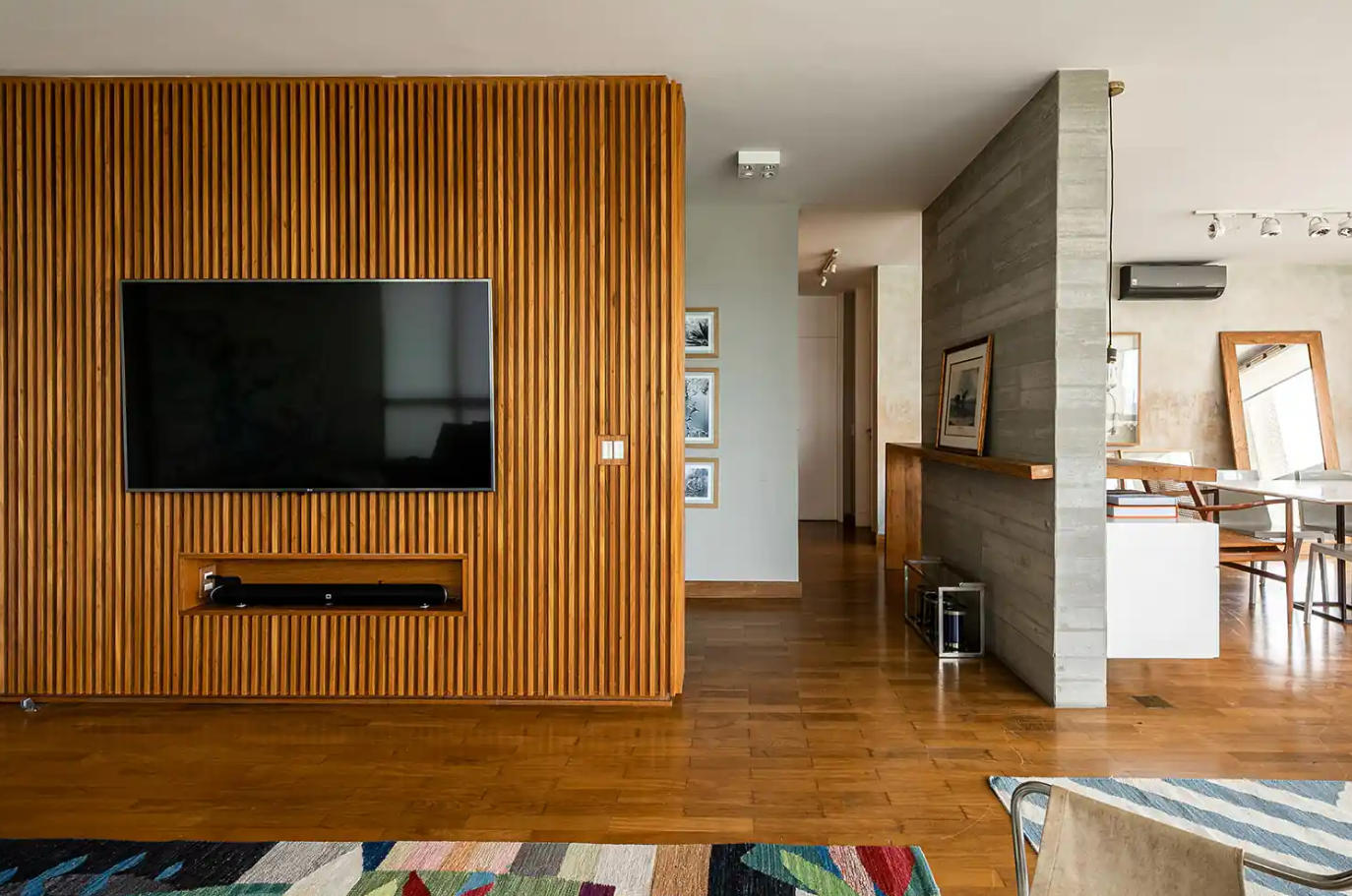 Ripado transforma a parede da TV em ponto central – Foto: Pedro Mascaro/CASACOR | Projeto: Helô Marques Arquitetura