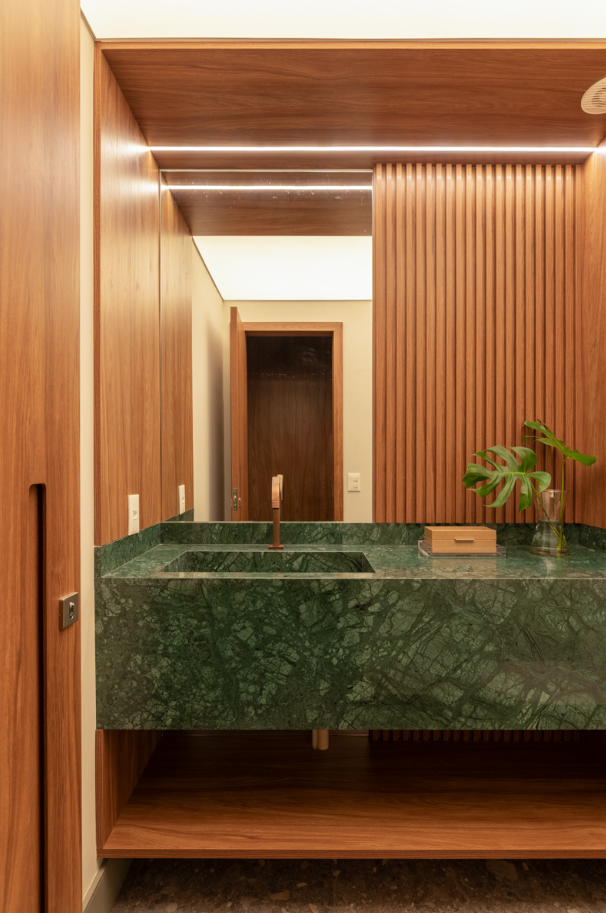 Painel ripado cria sensação de continuidade no espaço – Foto: Julia Novoa/Produção: @lorenefelima | Projeto: Fernanda Campiolo