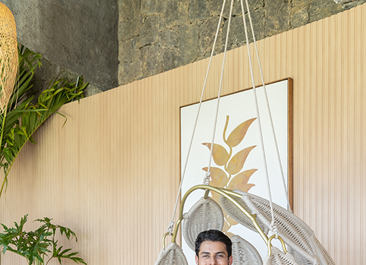 Restaurante Enseada estreia na Morar Mais 2025 com conceito de oásis à beira-mar Projeto: Rodrigo Coelho | Mostra Morar Mais 2025 | O arquiteto reinterpretou o tema “Oásis Urbano” em uma proposta que convida a uma experiência sensorial à beira-mar.