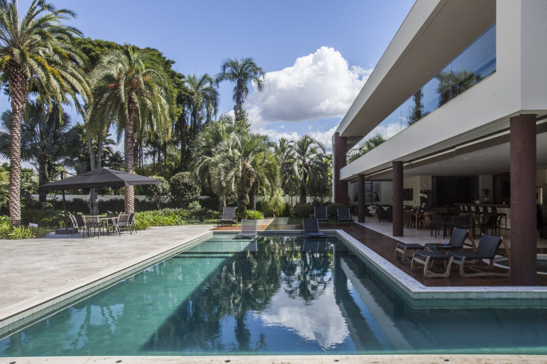 Projeto de paisagismo: Depieri Paisagismo | Projeto de arquitetura: Denise Zuba Arquitetos | É importante manter uma distância razoável entre a borda da piscina e as espécies cultivadas, de modo a facilitar a manutenção do local. Para que o projeto fique perfeito, vale escolher plantas com folhagens mais resistentes e de menor manutenção.