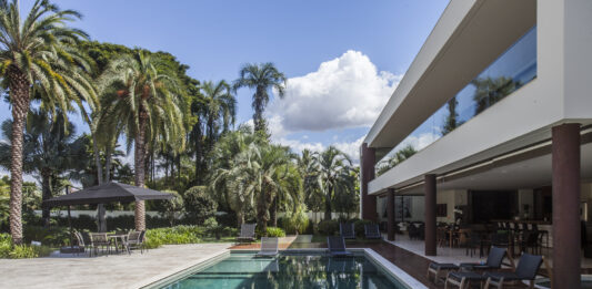 Piscinas integradas à natureza: o papel do paisagismo na criação de refúgios de bem-estar Projeto de paisagismo: Depieri Paisagismo | Projeto de arquitetura: Denise Zuba Arquitetos | É importante manter uma distância razoável entre a borda da piscina e as espécies cultivadas, de modo a facilitar a manutenção do local. Para que o projeto fique perfeito, vale escolher plantas com folhagens mais resistentes e de menor manutenção.