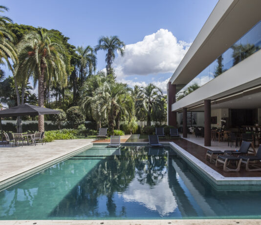 Piscinas integradas à natureza: o papel do paisagismo na criação de refúgios de bem-estar Projeto de paisagismo: Depieri Paisagismo | Projeto de arquitetura: Denise Zuba Arquitetos | É importante manter uma distância razoável entre a borda da piscina e as espécies cultivadas, de modo a facilitar a manutenção do local. Para que o projeto fique perfeito, vale escolher plantas com folhagens mais resistentes e de menor manutenção.