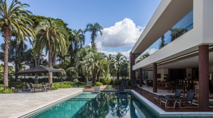 Piscinas integradas à natureza: o papel do paisagismo na criação de refúgios de bem-estar Projeto de paisagismo: Depieri Paisagismo | Projeto de arquitetura: Denise Zuba Arquitetos | É importante manter uma distância razoável entre a borda da piscina e as espécies cultivadas, de modo a facilitar a manutenção do local. Para que o projeto fique perfeito, vale escolher plantas com folhagens mais resistentes e de menor manutenção.