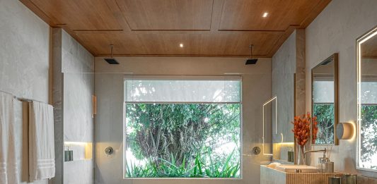 Na CASACOR SC, banheiros surpreendem e revelam o poder do design como refúgio Projeto: Maria Eduarda Werlich e Danielle Ceriotti | Cápsulas Refúgio é um dos destaques da CASACOR Santa Catarina
